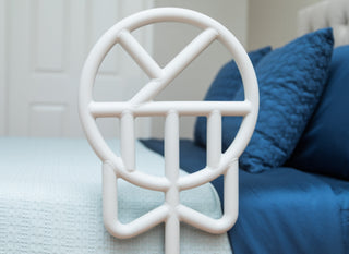 Close-up of the Halo Safety Wing handle with its lower below-mattress bars