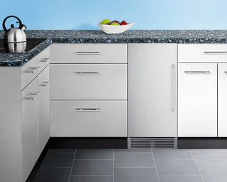 Summit BIM44GCSSADA 15-inch ADA-compliant built-in clear icemaker stainless steel closed door view on a white background