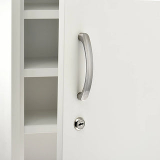 Viva Comfort ADI999-06 close-up of the handle and key lock on the white door
